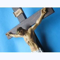 Krzyż drewniany brąz na ścianę 54 cm